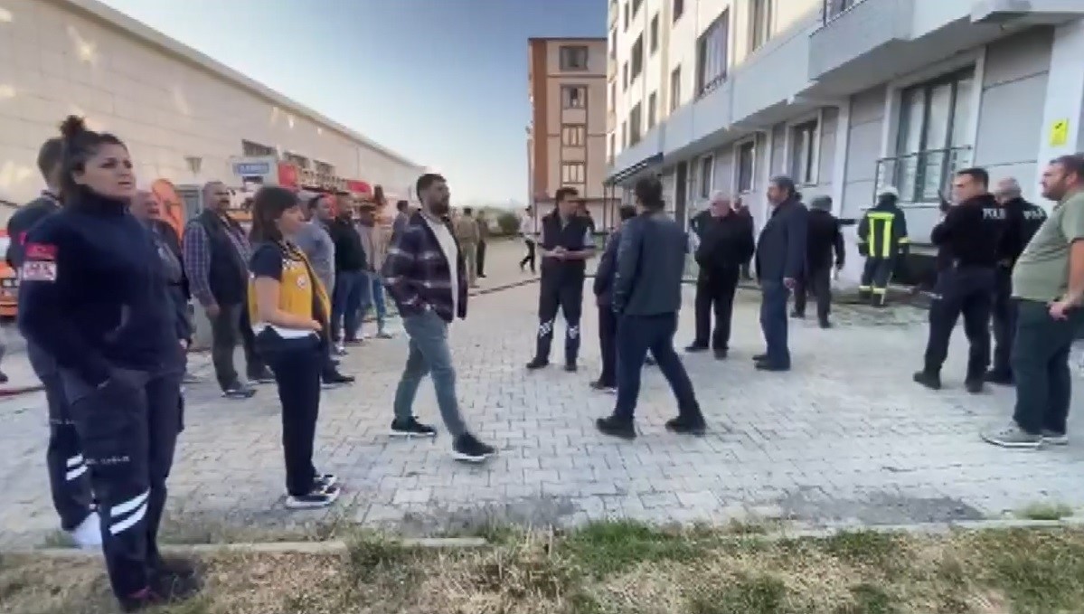 Kars&rsquo;ta bir binada patlama ve yangın
