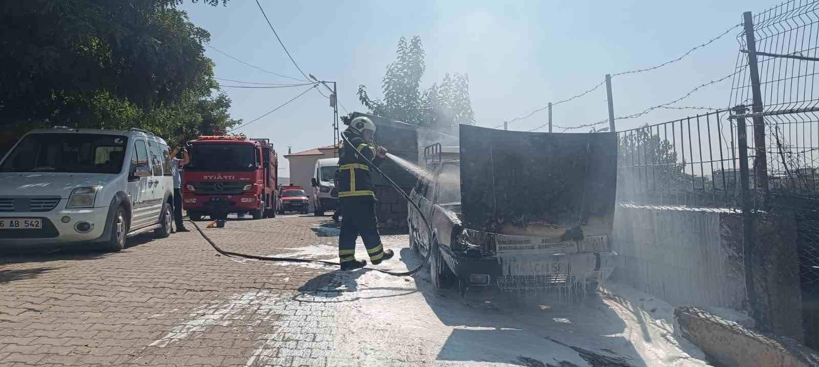 Park halindeki otomobil alev aldı