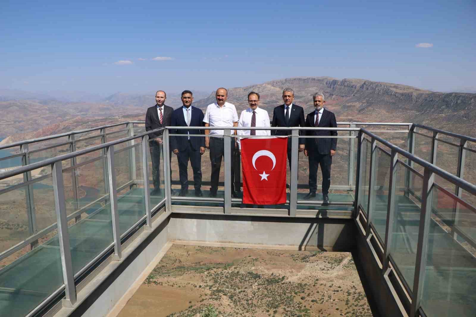 Valiler Siirt&rsquo;te k&uuml;lt&uuml;rel ziyaretlerde bulundu
