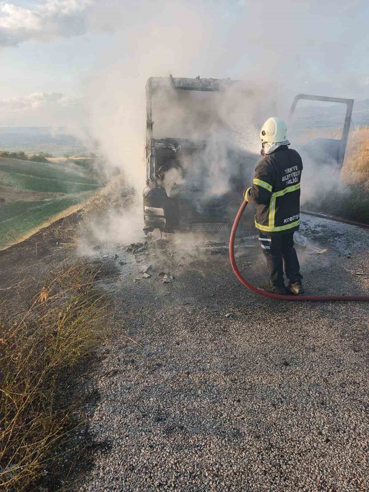 Amasya’da seyir halindeki beton mikseri alev alev yandı