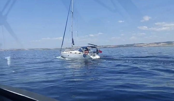 Gelibolu açıklarında rotası İtalya olan yelkenli teknede 51 kaçak göçmen ile 2 göçmen kaçakçısı şüphelisi yakalandı