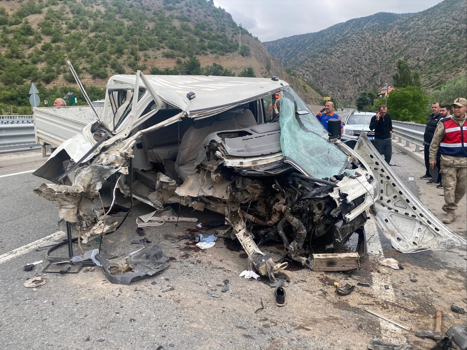 Gümüşhane-Trabzon yolunda kamyonet bariyerlere çarptı: 1 ölü, 3 yaralı