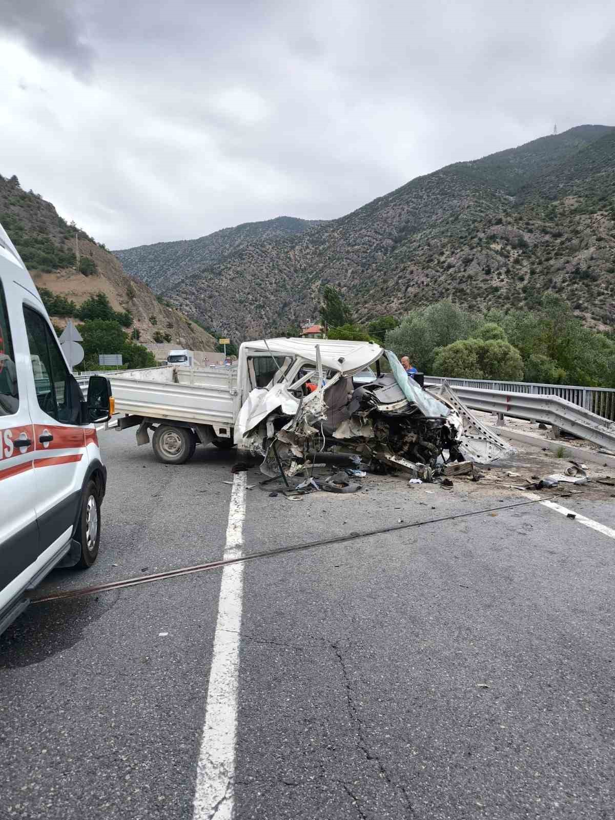 Gümüşhane-Trabzon yolunda kamyonet bariyerlere çarptı: 1 ölü, 3 yaralı

