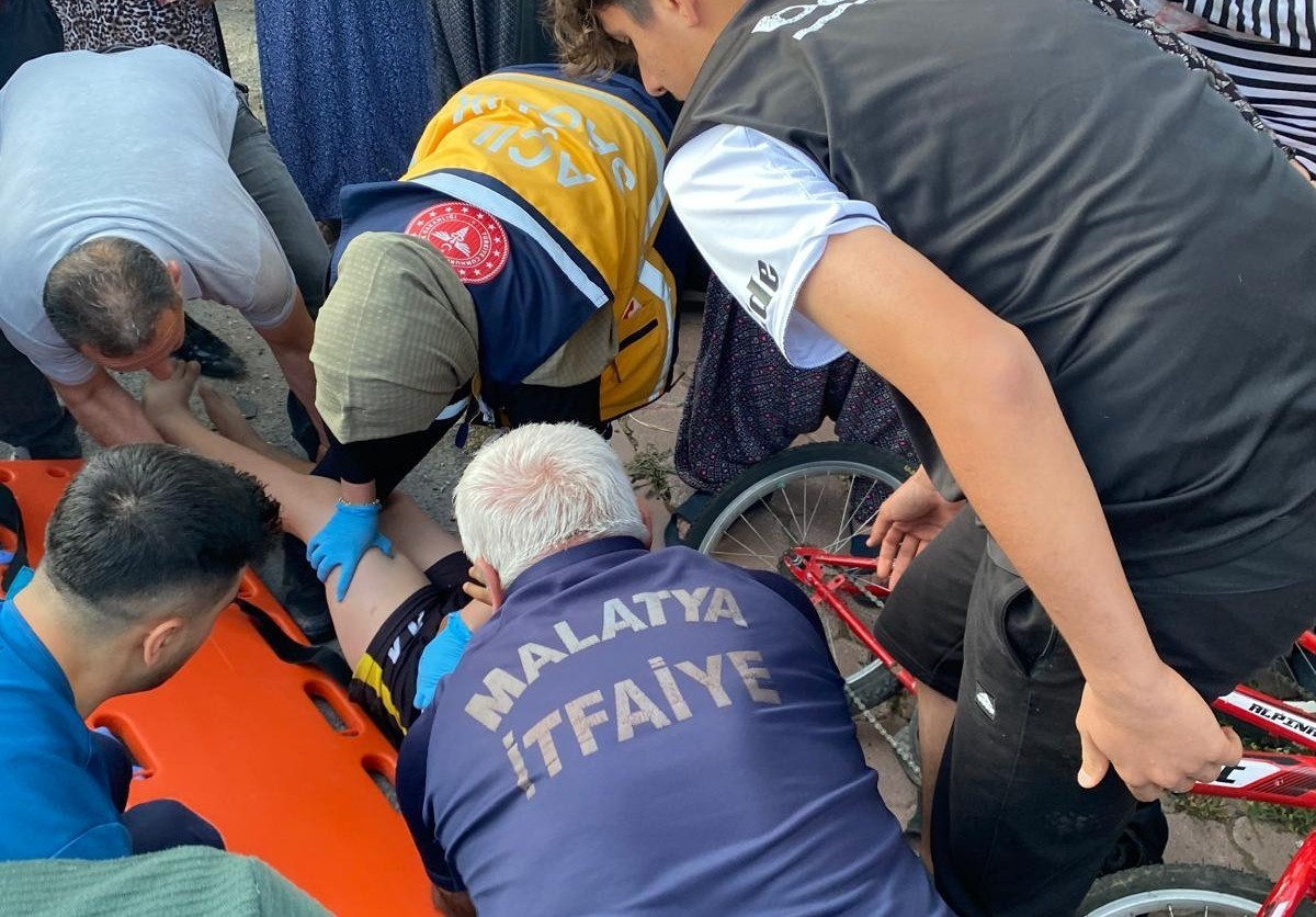 Kontrolden çıkan araç çocukların arasına daldı: 3 yaralı