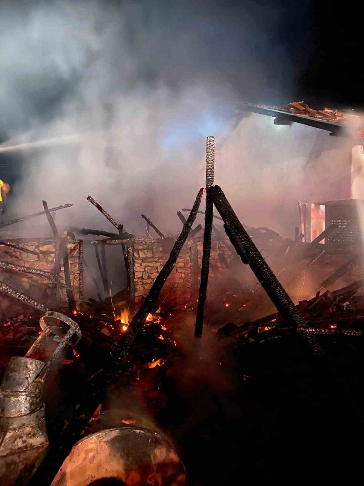 &Ccedil;orum&rsquo;da samanlık yangını
