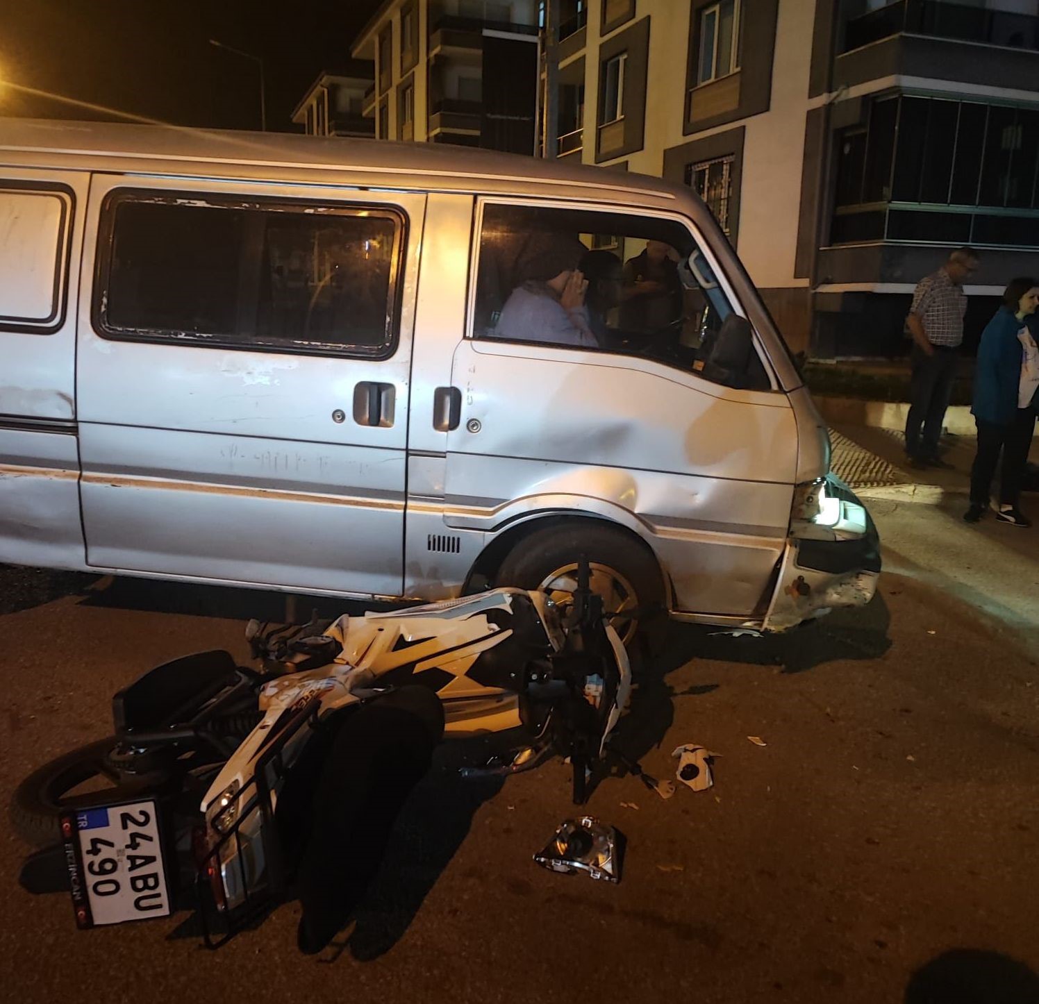 Erzincan&rsquo;da motosiklet ile minib&uuml;s&uuml;n &ccedil;arpıştığı kazada 1 kişi yaralandı
