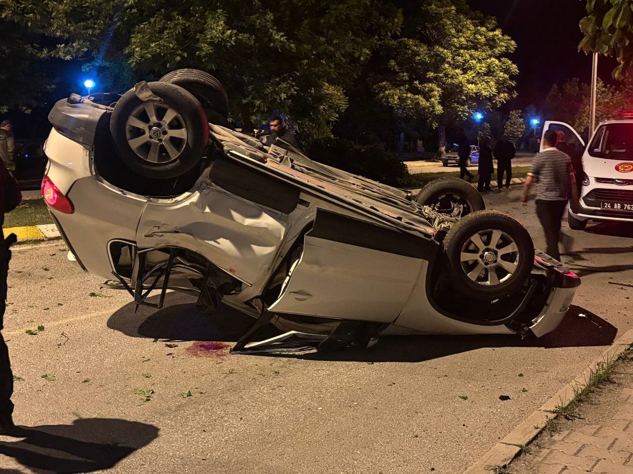 Erzincan’da otomobil ağaca çarptı: 3 yaralı