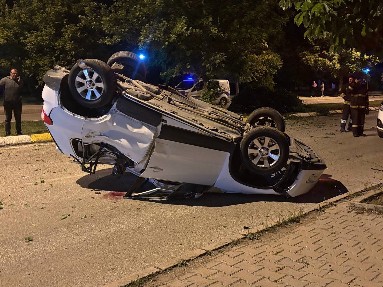 Erzincan&rsquo;da otomobil ağaca &ccedil;arptı: 3 yaralı
