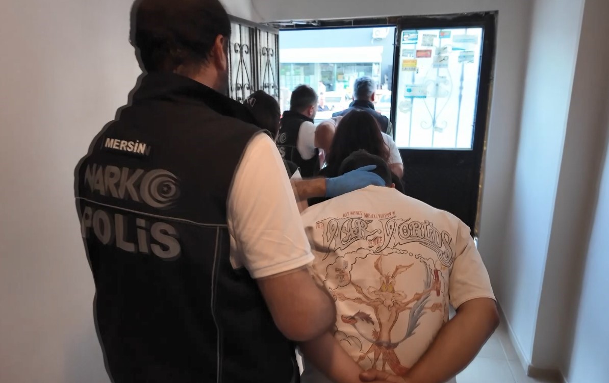 Balkondan uyuşturucu atan şüpheli dronla tespit edildi: 9 gözaltı
