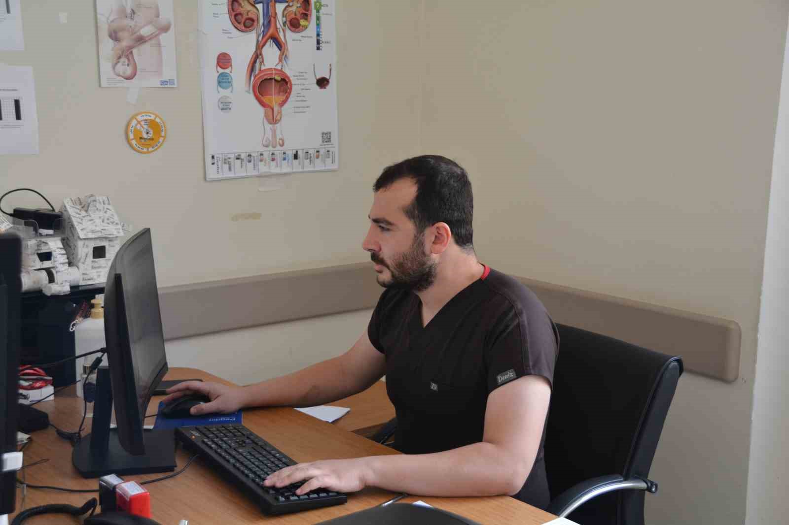 Hastanın böbreğinden 23 santimlik kist çıkarıldı
