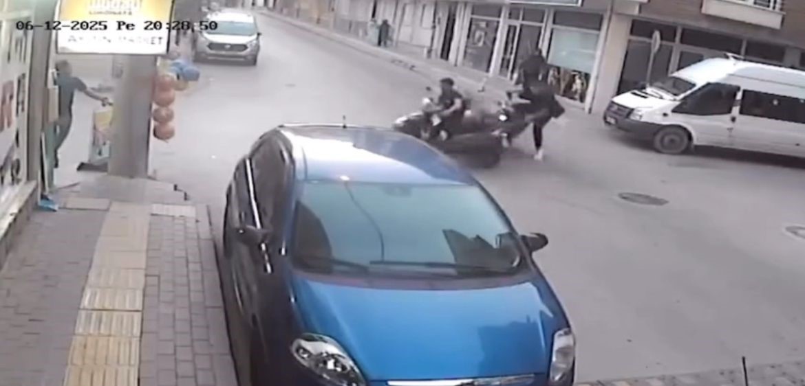 Bursa&rsquo;da iki motosiklet &ccedil;arpıştı: Kaza anı kamerada
