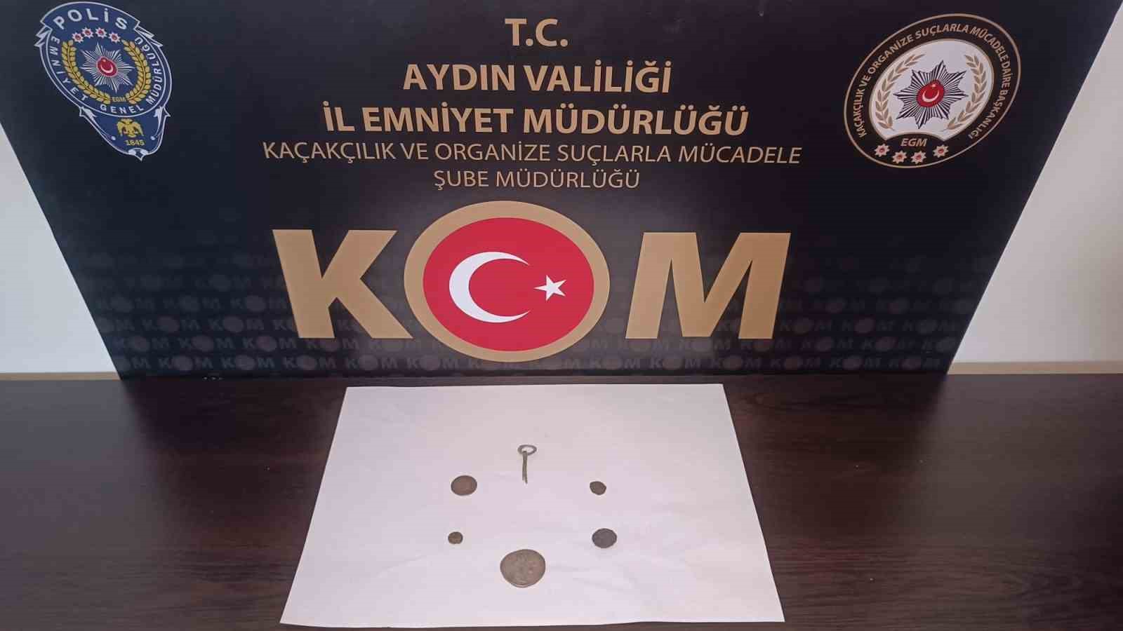 Evde saklanan tarihi paralar ve broş ele geçirildi