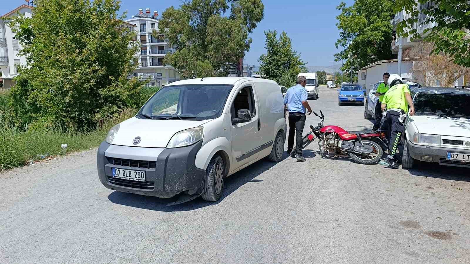 Manavgat’ta motosiklet hafif ticari araca çarptı: 1 yaralı