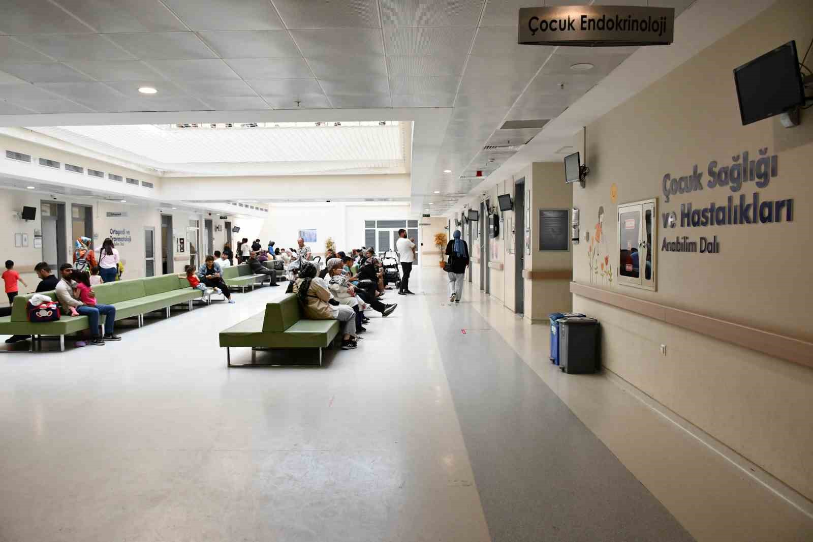 D&uuml;zce &Uuml;niversitesi minik kalplerin yanında
