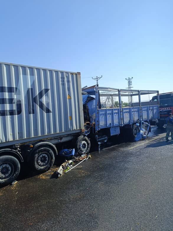 Kontrolden çıkan kamyon, önünde seyreden tıra çarptı: 1 yaralı