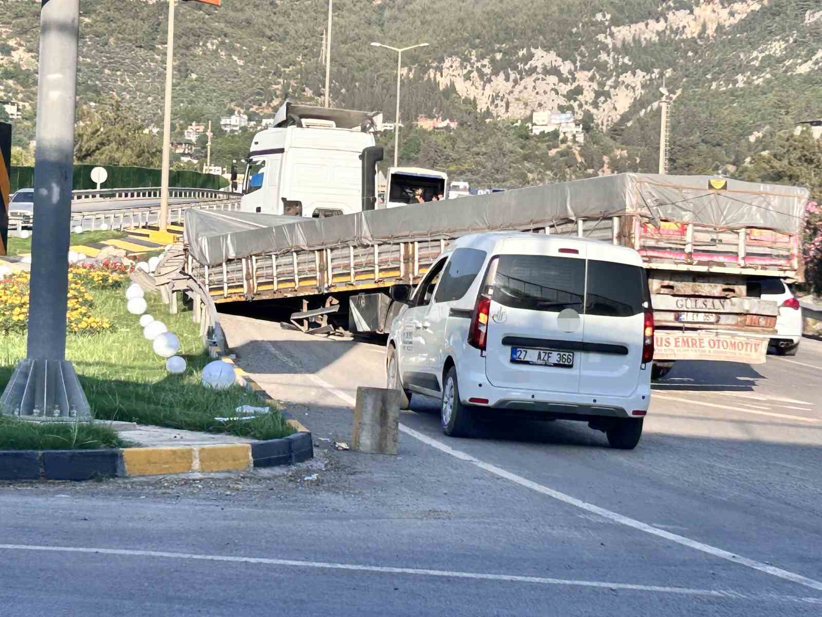 Hatay’da seyir halindeki tırın dorsesi çıktı
