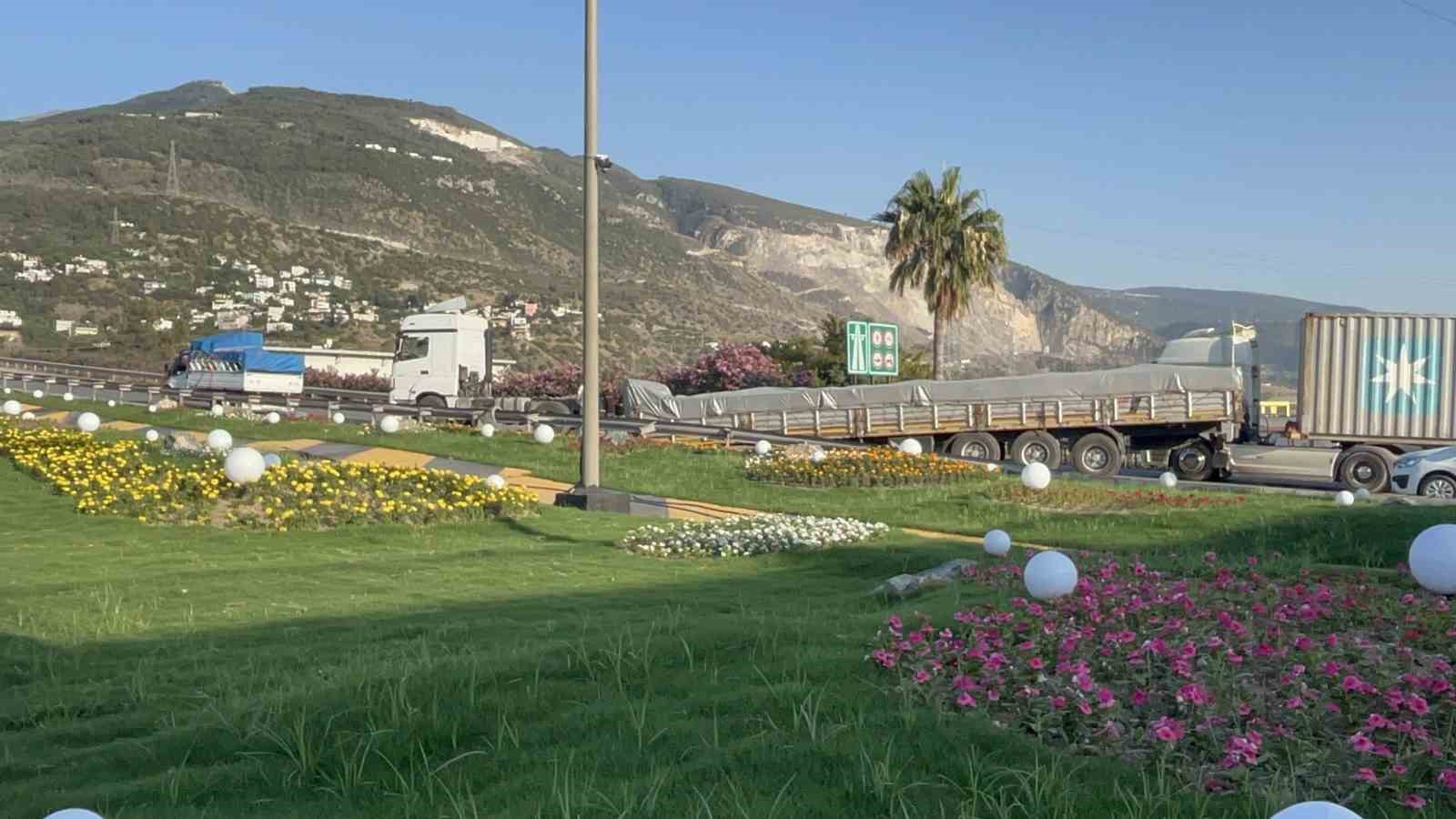 Hatay&rsquo;da seyir halindeki tırın dorsesi &ccedil;ıktı
