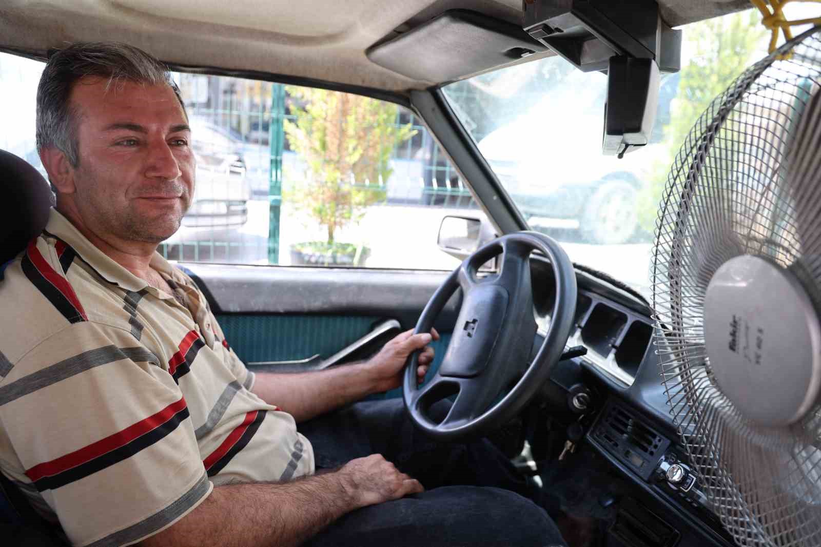 Adanalı sürücünün sıcaklığa karşı ilginç çözümü: 87 model araca vantilatör taktı
