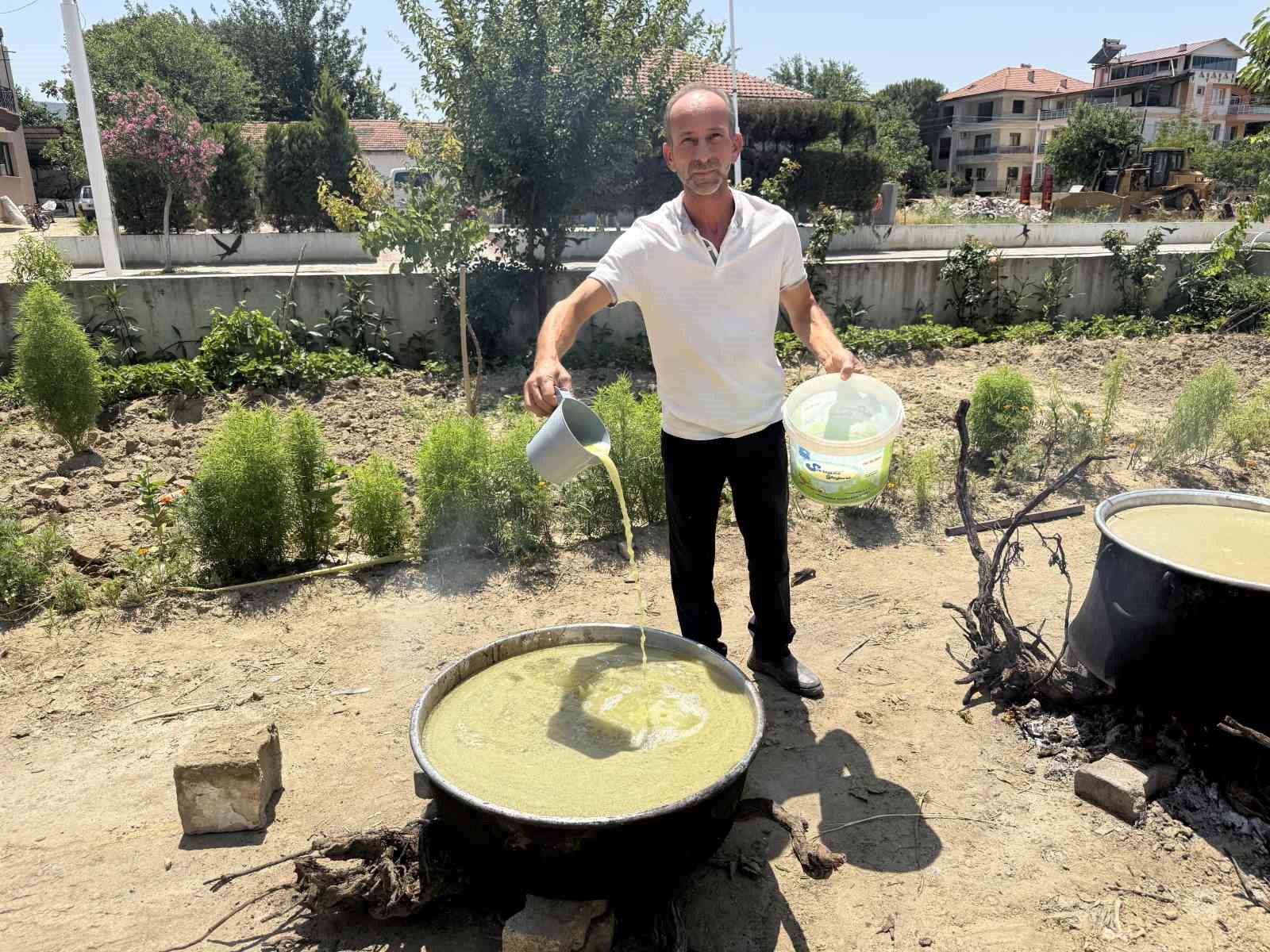 Sarıgöl’de bağlarda kesilen koruklar ekonomiye kazandırılıyor