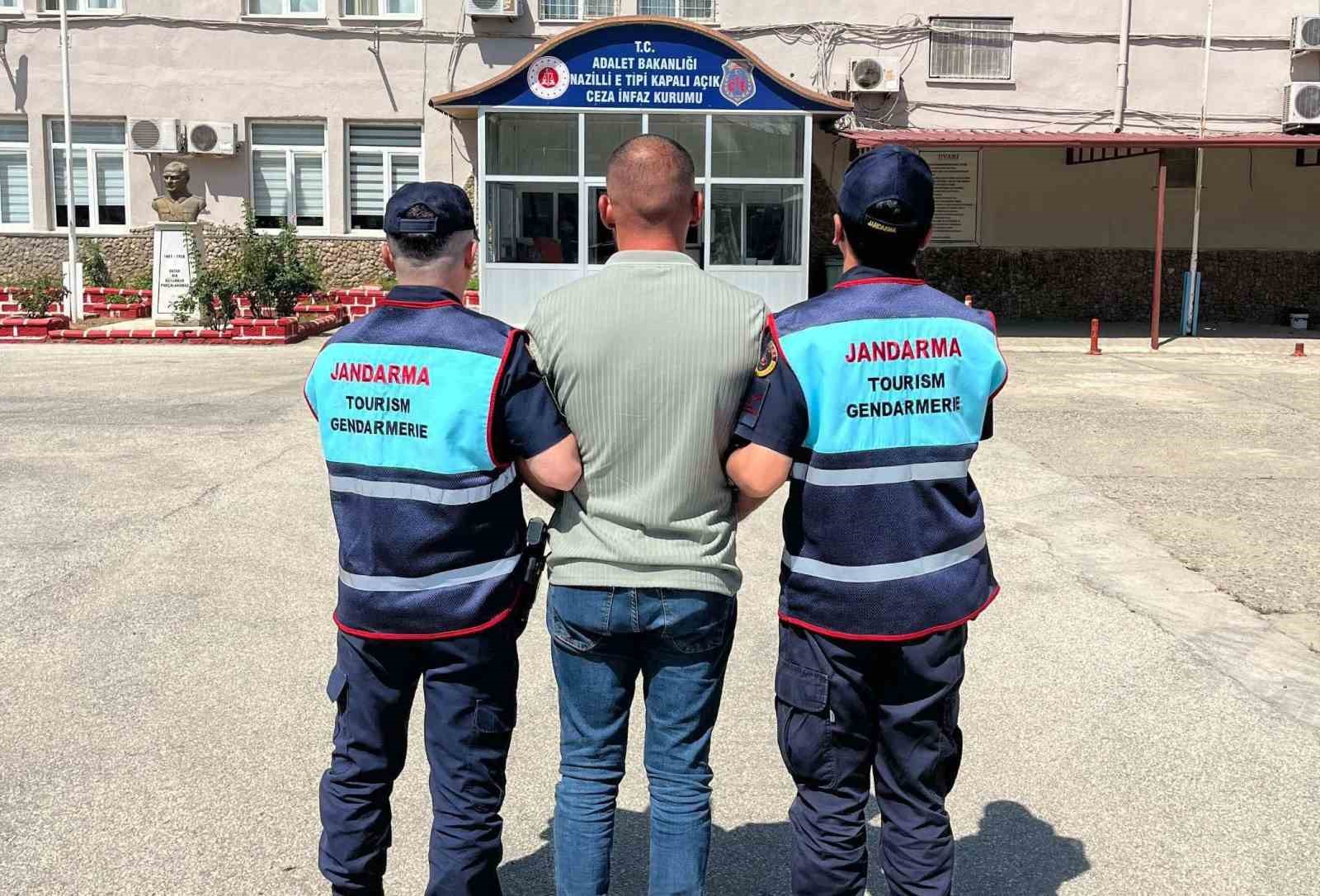 Aranan şahıslar jandarmadan kaçamadı