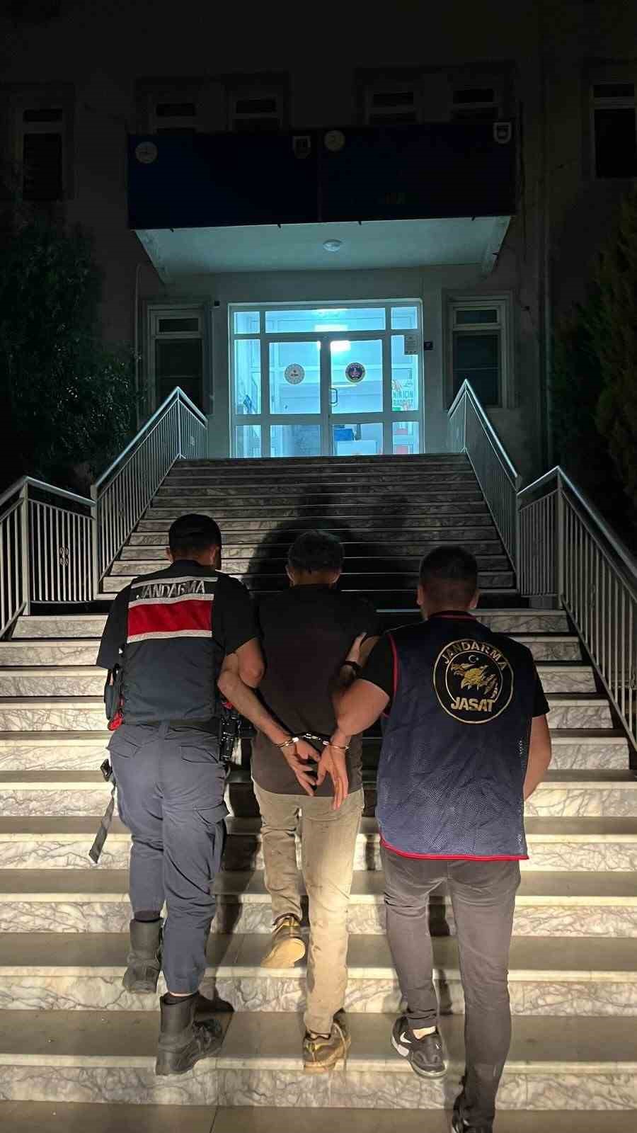 Aranan şahıslar jandarmadan kaçamadı