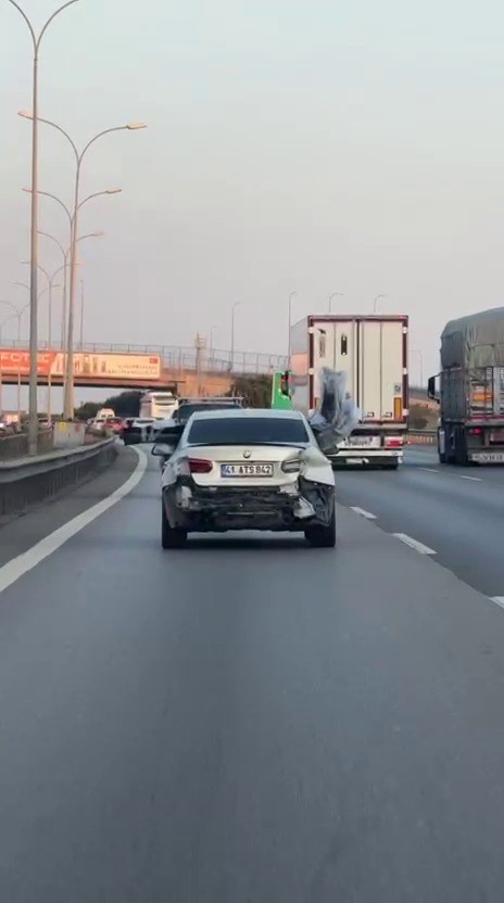 Tuzla&rsquo;da ilgin&ccedil; g&ouml;r&uuml;nt&uuml;: Otomobilin tamponunu arka koltukta taşıdı
