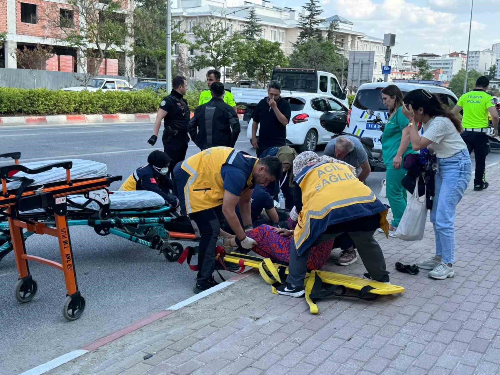 Bilecik’te motosiklet yayaya çarptı, 2 yaralı