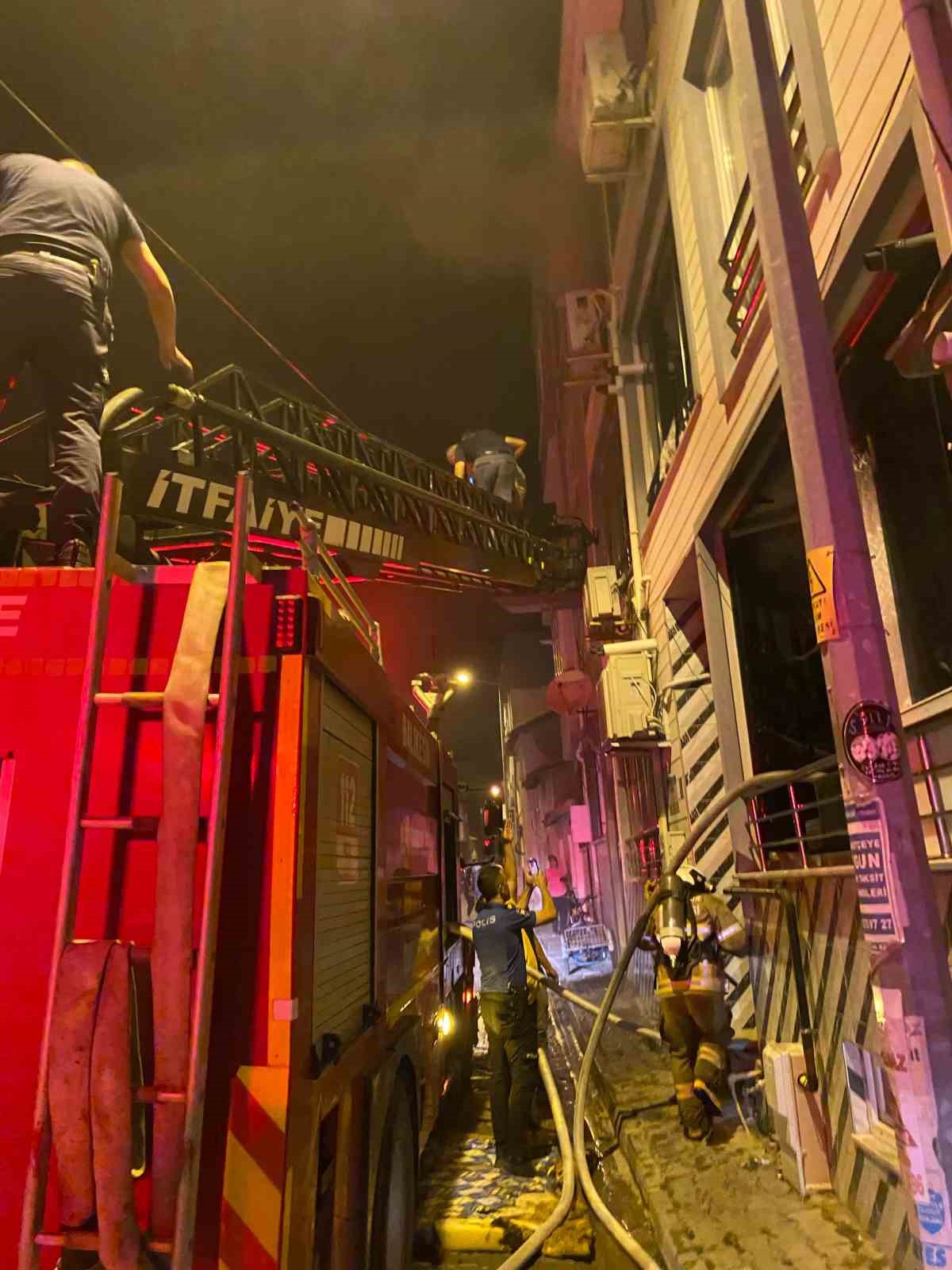 Edremit’te 3 katlı binada çıkan yangına itfaiye müdahale etti