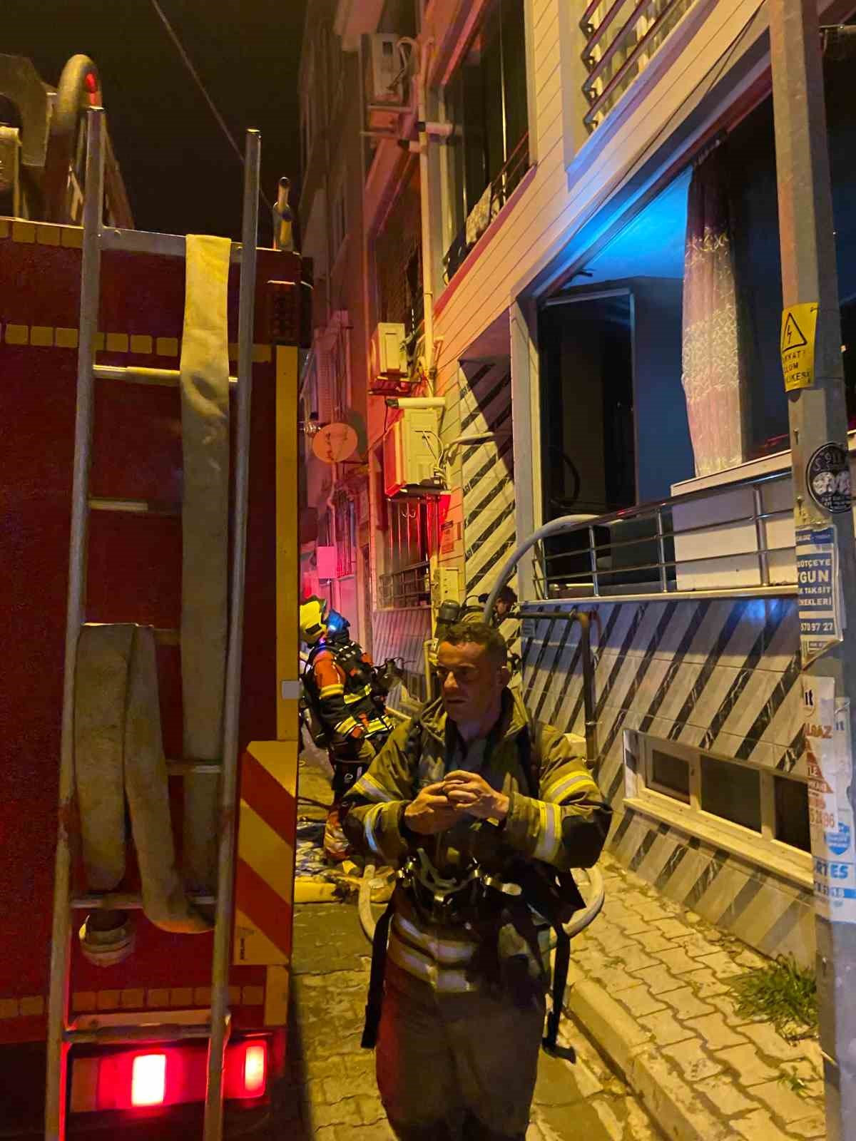 Edremit&rsquo;te 3 katlı binada &ccedil;ıkan yangına itfaiye m&uuml;dahale etti
