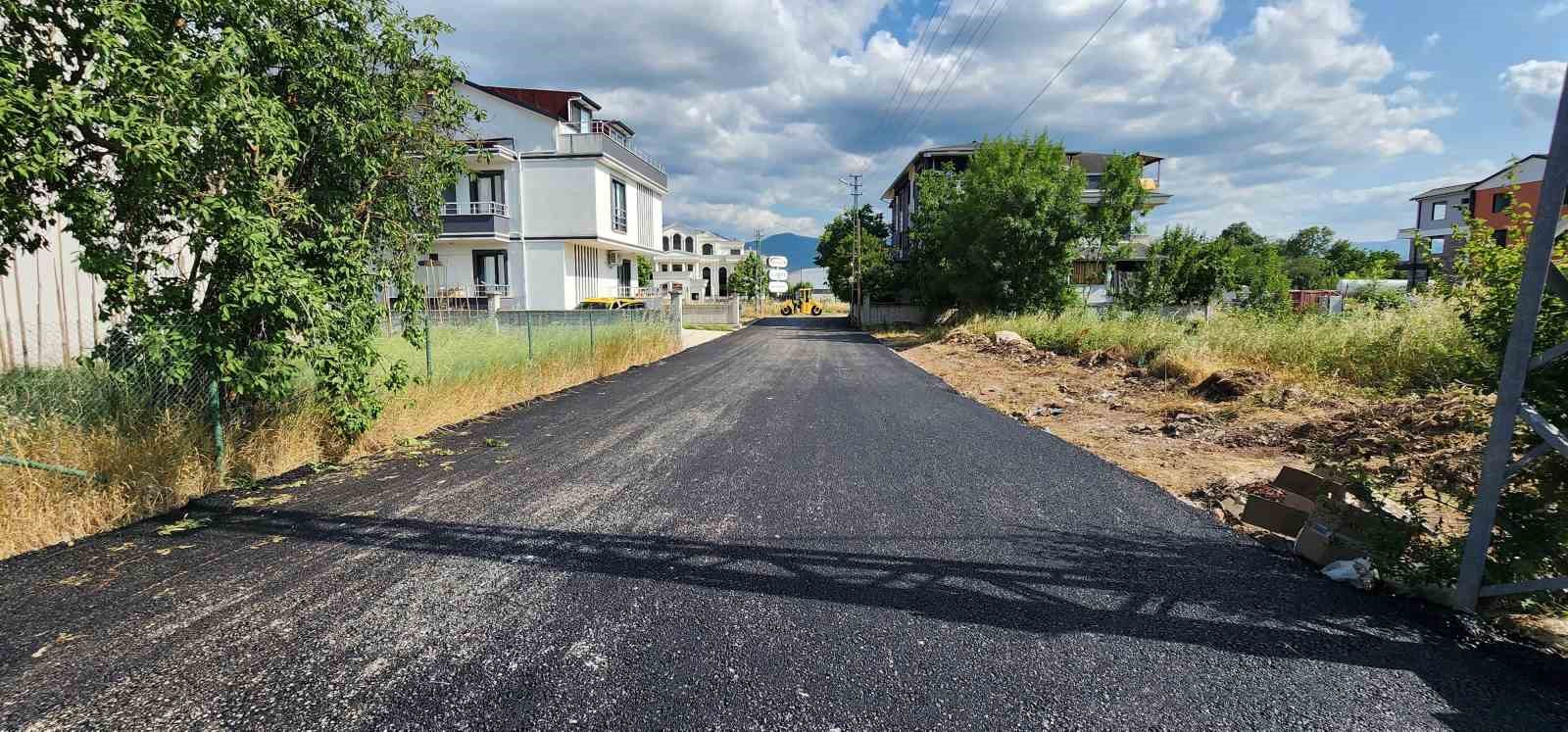 Kartepe&rsquo;de iki mahallede asfalt &ccedil;alışması
