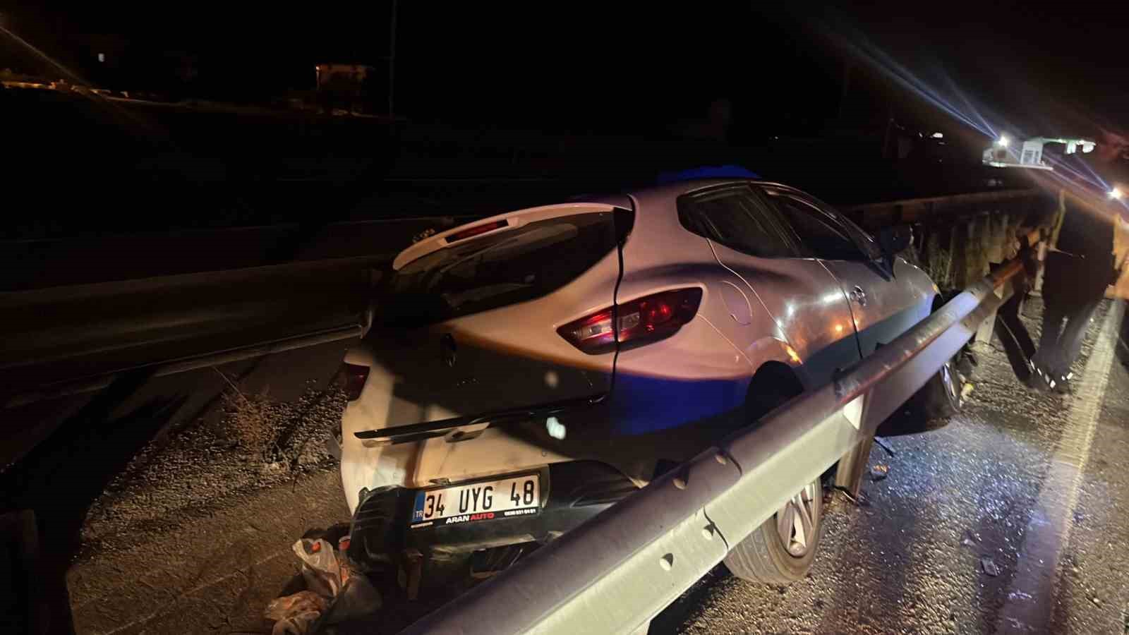 Kastamonu’da otomobil bariyerlere çarptı: 3 yaralı