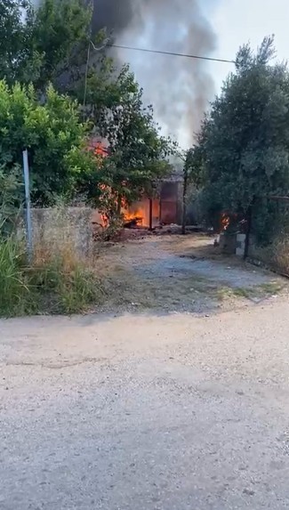 Antalya&rsquo;da &ccedil;ıkan yangında ev ve trakt&ouml;r k&uuml;l oldu
