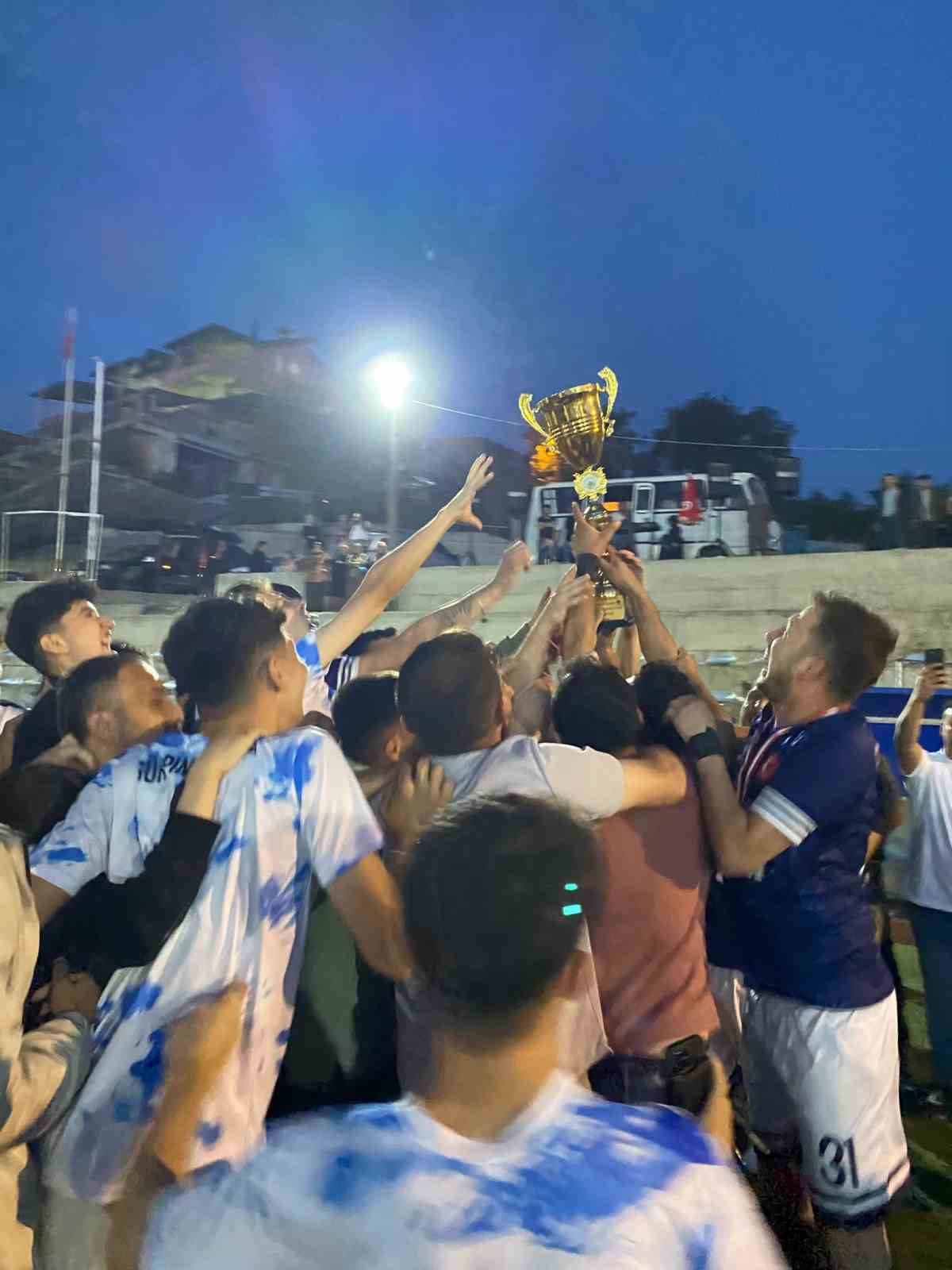 250 bin liralık turnuva gelirini köydeki camiye bağışladılar