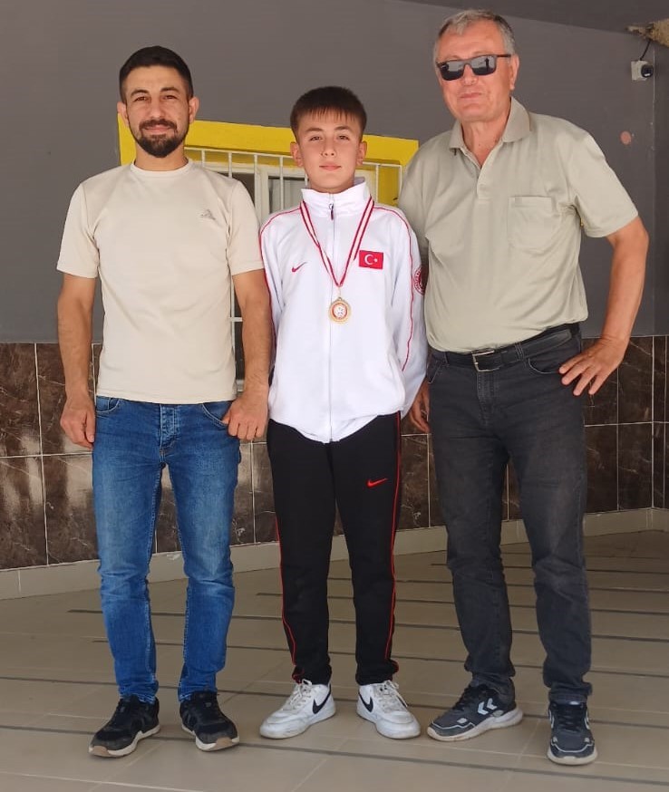 İlk kez giydiği milli formayla 5. oldu okulu tarafından ödüllendirildi