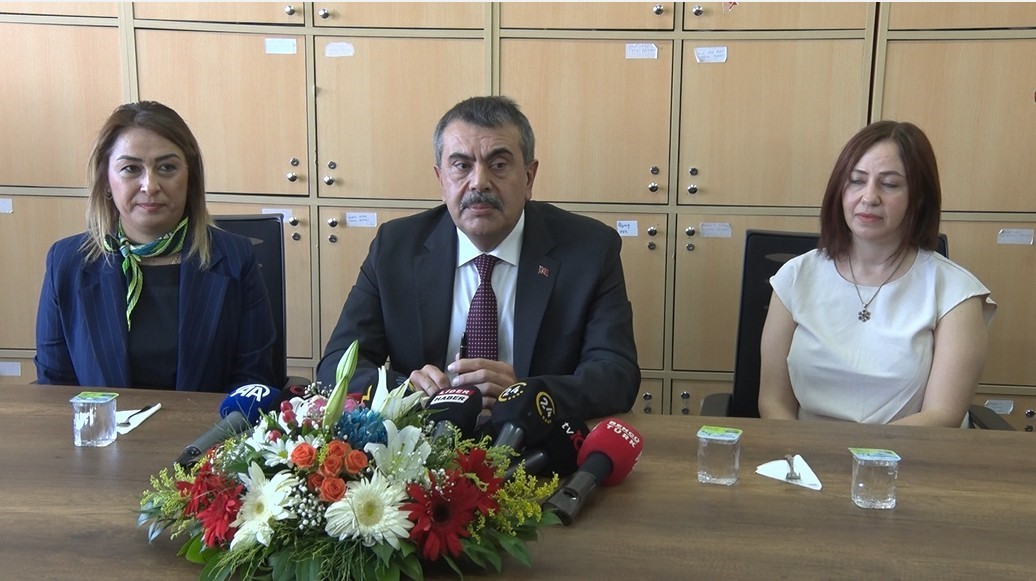 Bakan Tekin: "T&uuml;rkiye&rsquo;deki 75 bin civarında okulun tamamında bu hafta &ccedil;ocuklarımız i&ccedil;in eğlenceli bir finalle noktalayabilecekleri etkinlik haftası var"
