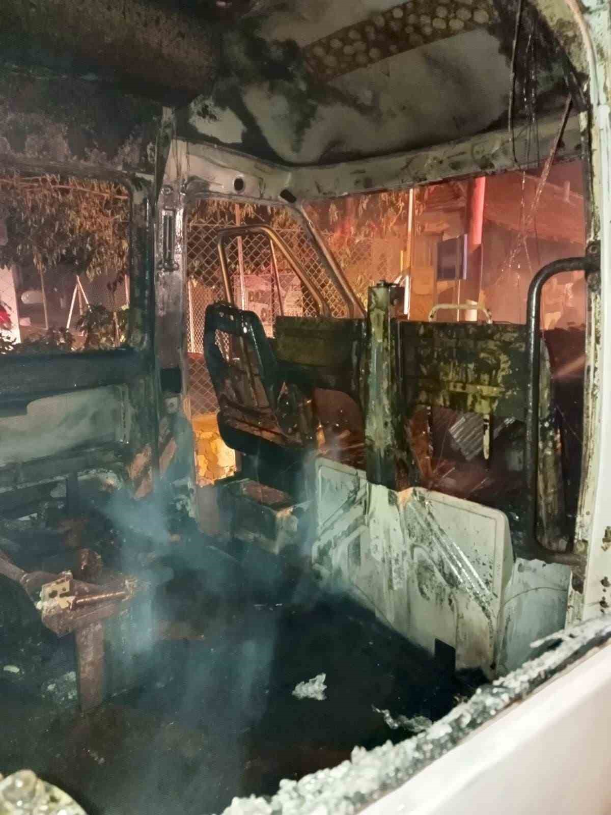 Bucak’ta minibüs alevlere teslim oldu