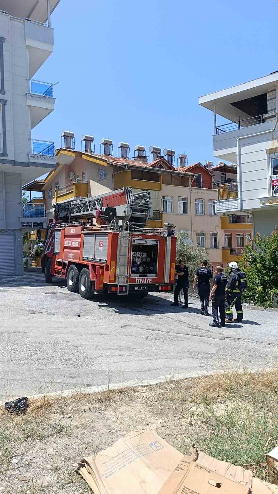 Baca temizliği i&ccedil;in soba yaktı, mahalle sakinleri yangın &ccedil;ıktı sandı
