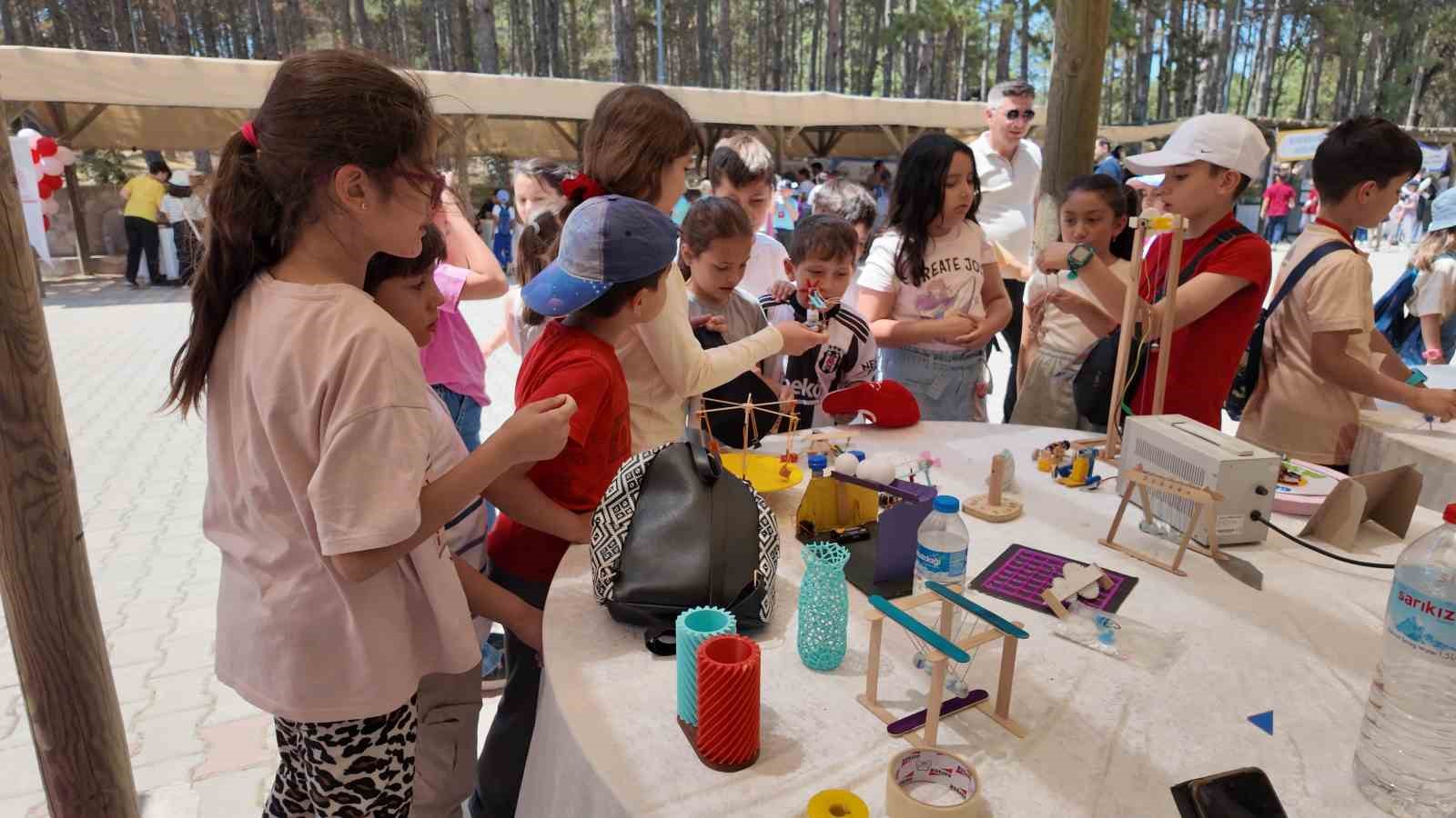 Gediz&rsquo;de bilim ş&ouml;leni: Teknogediz Bilim Fuarı &ouml;ğrencilerin projeleriyle g&ouml;z kamaştırdı
