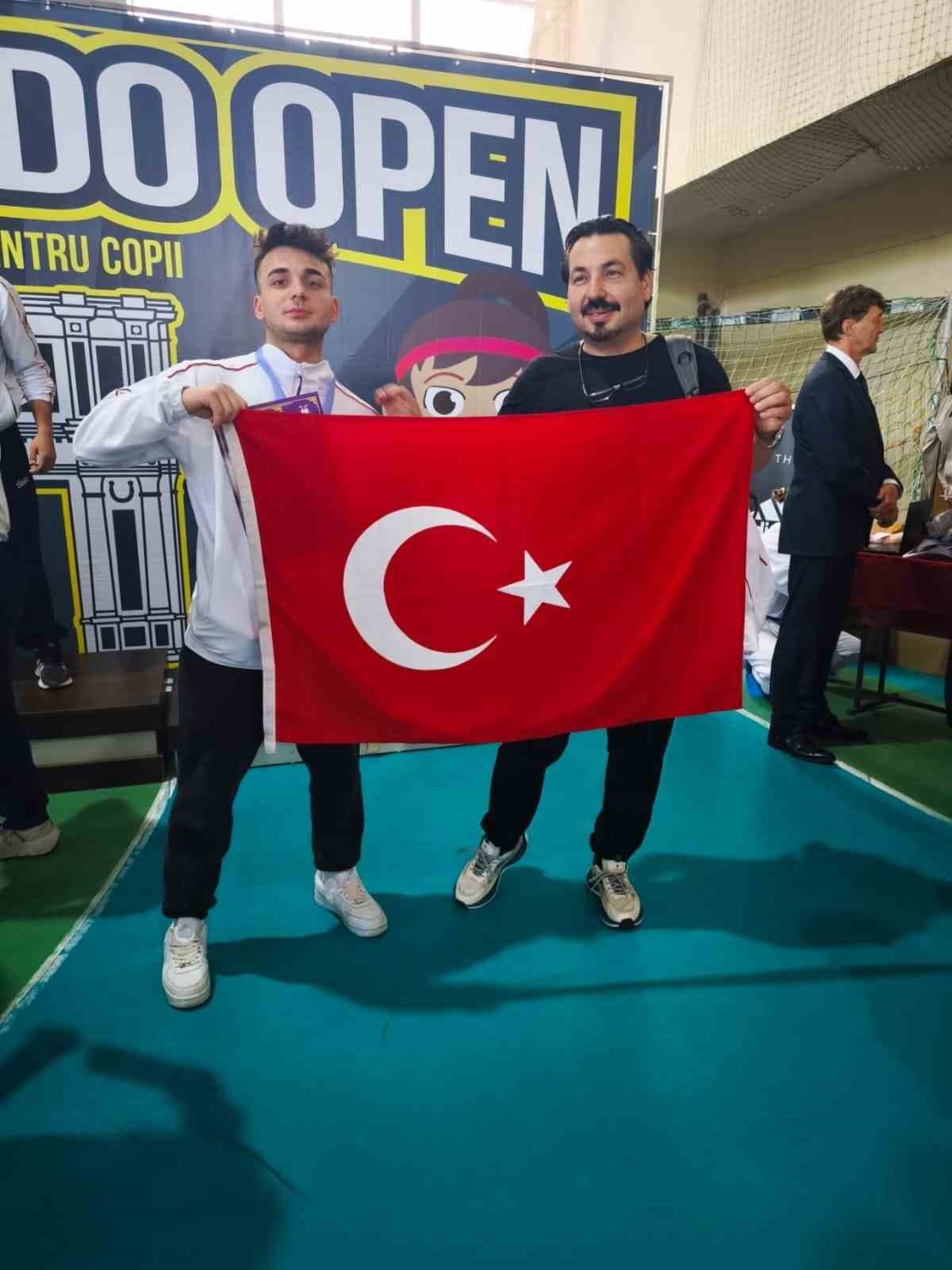 Madalyalar Ferdi Zeyrek&rsquo;in anısına armağan edildi
