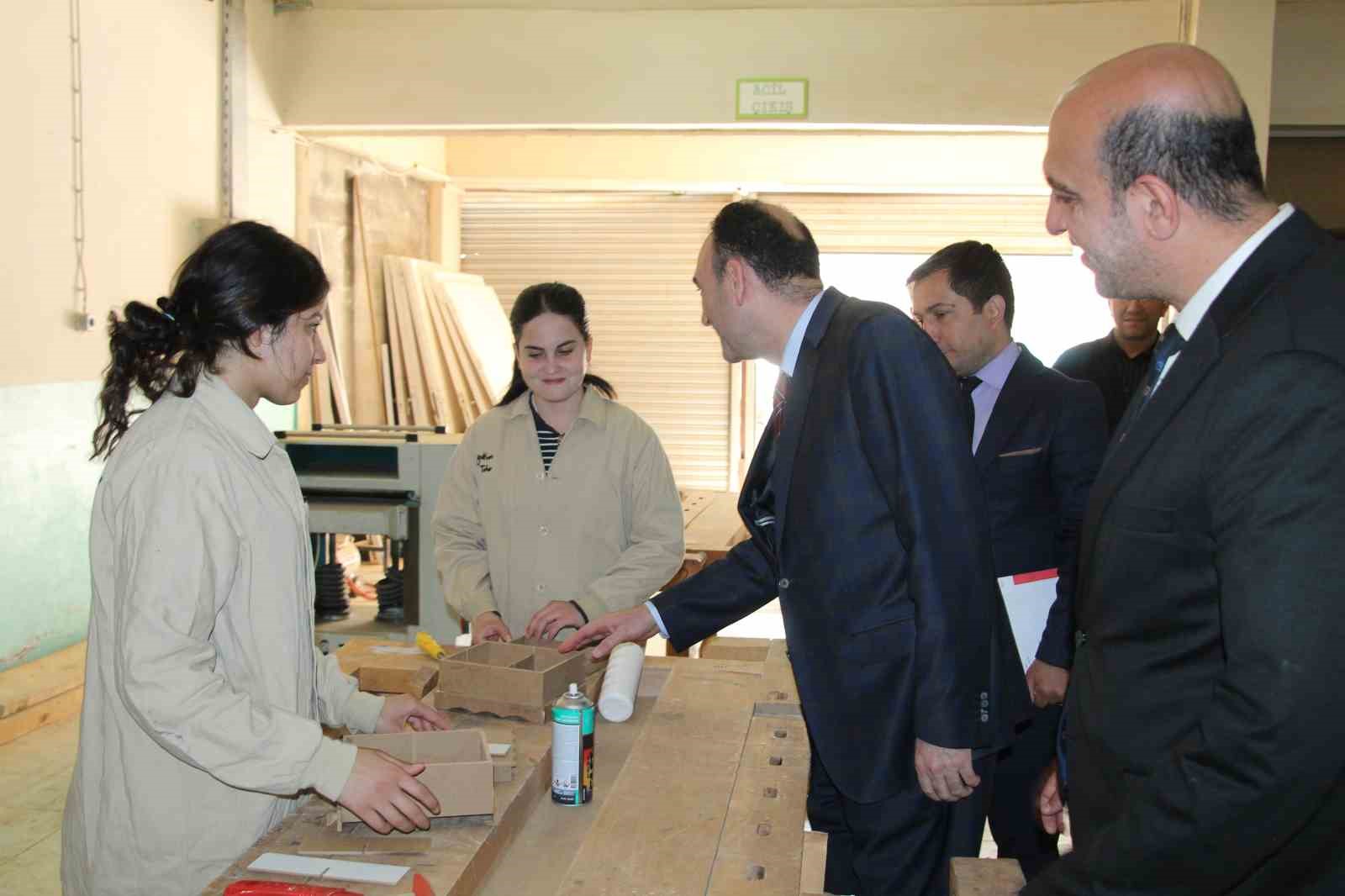 Geleceklerini şekillendiren genç kızlar erkeklerin mesleğine göz dikti