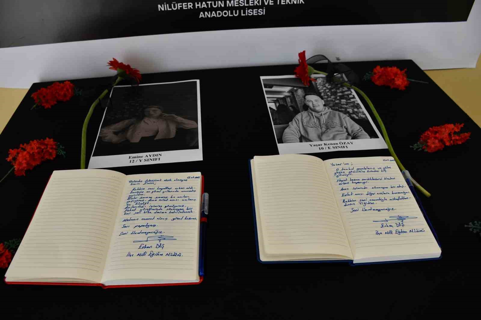 Trafik kazasında hayatını kaybeden arkadaşları i&ccedil;in anı k&ouml;şesi hazırladılar
