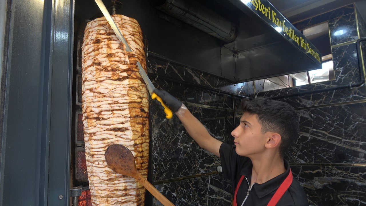 Hem okuyor hem döner kesiyor