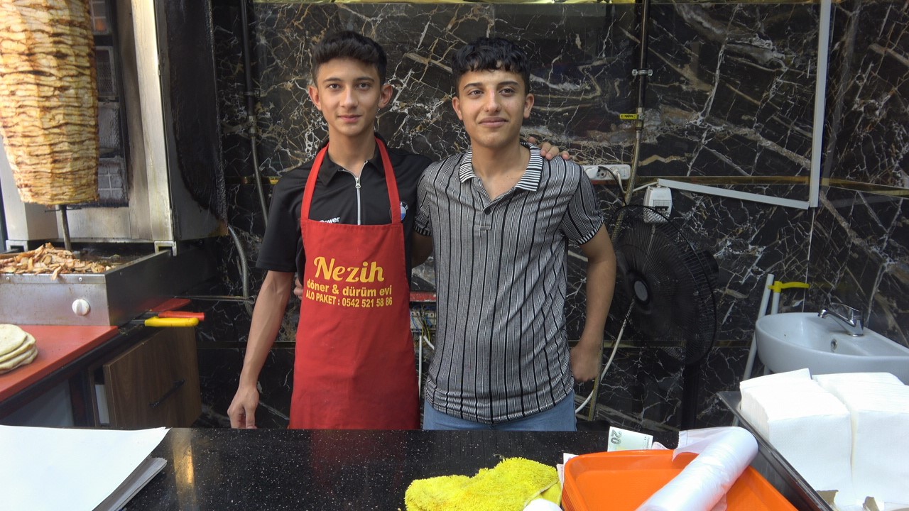 Hem okuyor hem döner kesiyor