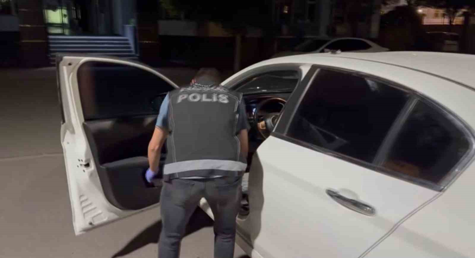 Dur ihtarına uymayan sürücü araçtan uyuşturucu fırlattı