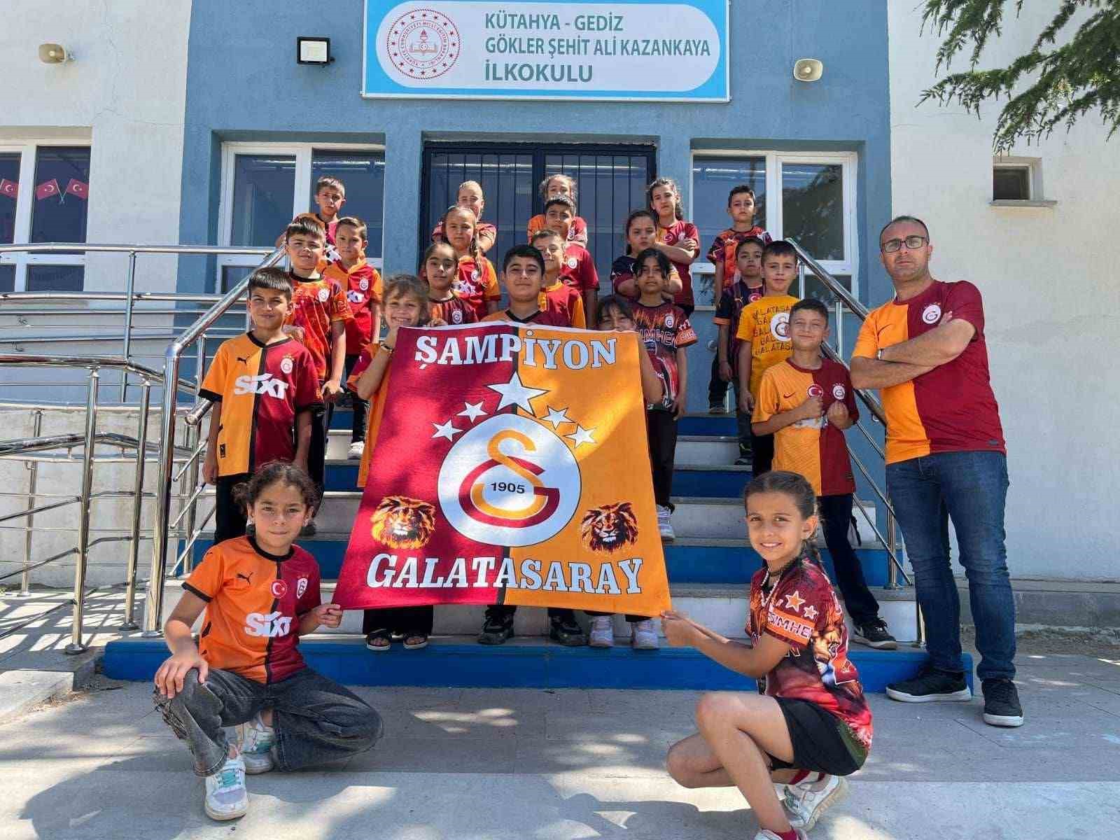 Gediz’de ilkokul öğrencilerinin şampiyonluk kutlaması beğeni topladı