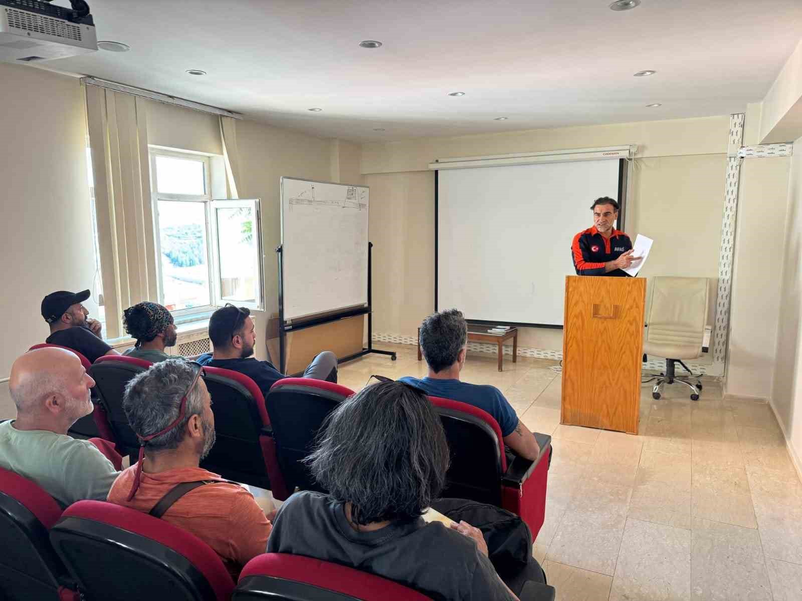 Tunceli’de su üstü arama kurtarma eğitimleri başladı