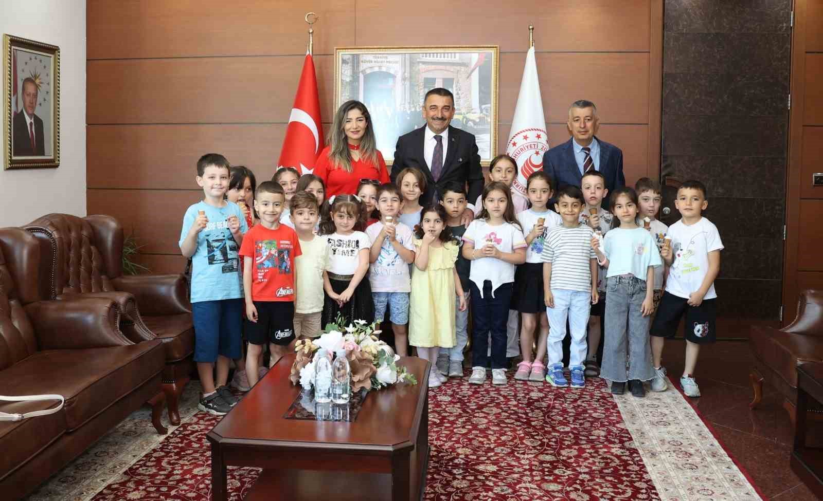 Valiyle dondurma yeme hayali kuran minikler unutulmaz bir gün yaşadı