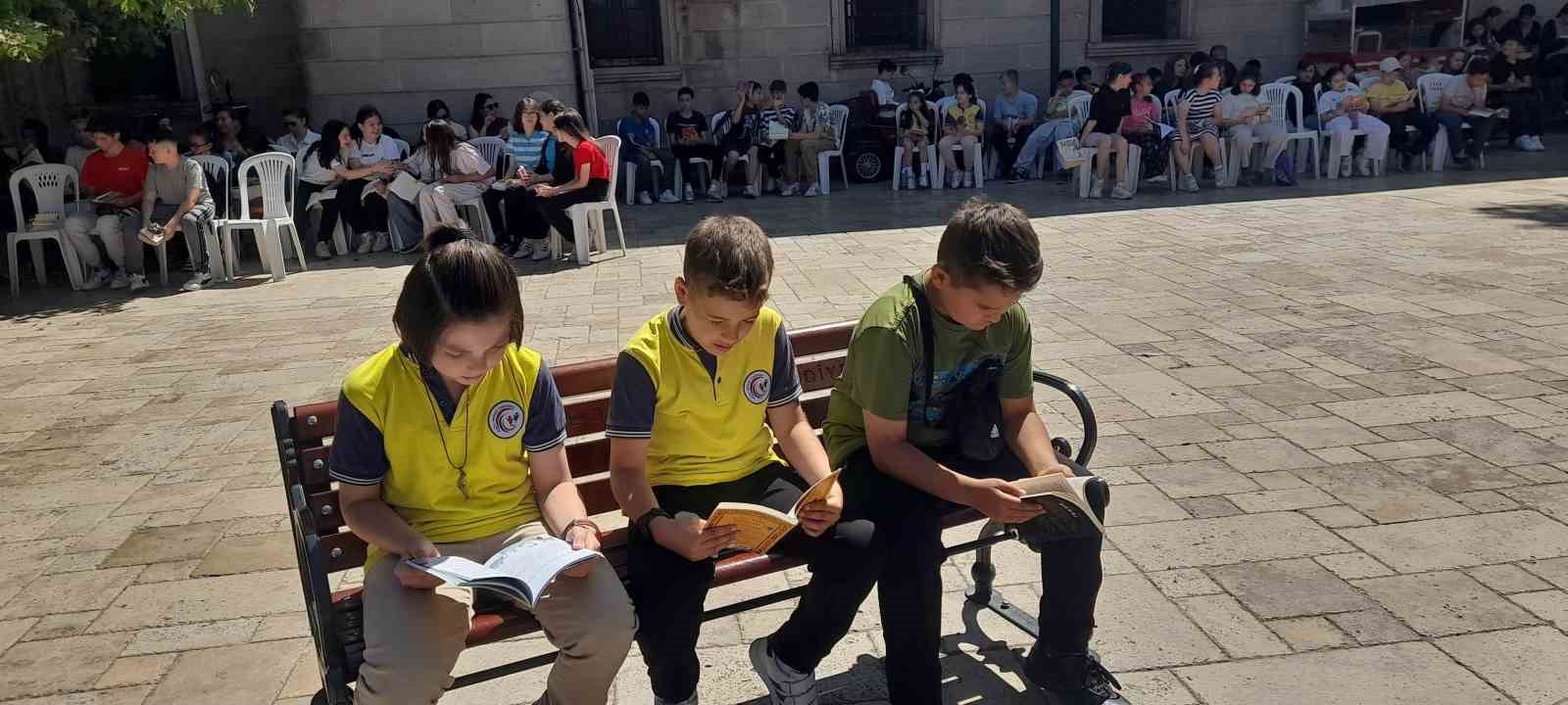 Alaplı il&ccedil;e halkının katılımıyla sessiz kitap okuma etkinliği d&uuml;zenlendi
