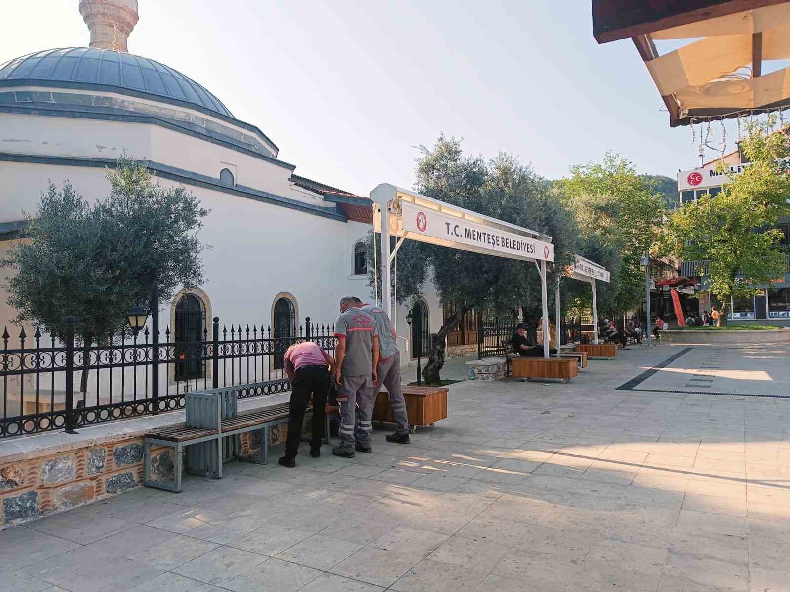 Vakıflar, Menteşe Belediyesinin camiye yaptırdığı tenteleri söktürdü