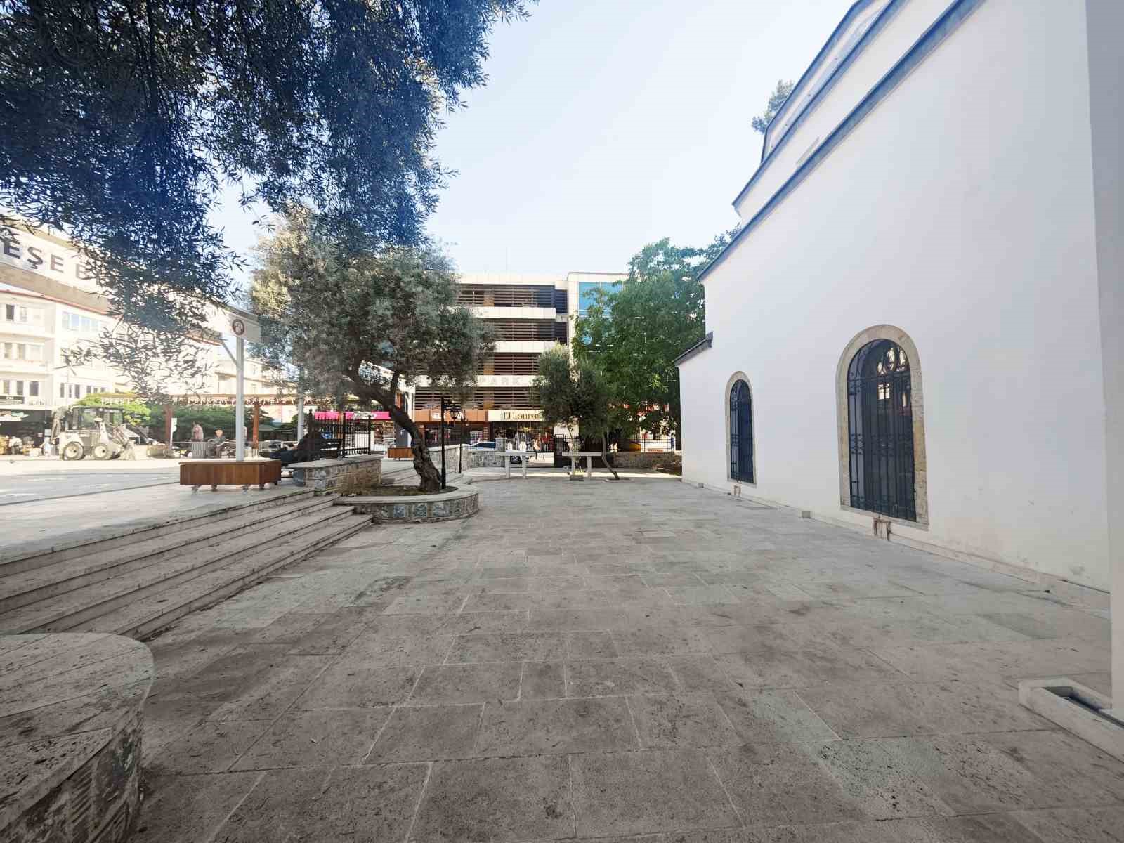 Vakıflar, Menteşe Belediyesinin camiye yaptırdığı tenteleri s&ouml;kt&uuml;rd&uuml;
